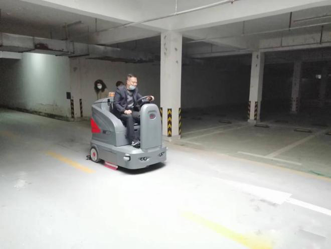 深水埗小区物业保洁不用人力改用驾驶式洗地机了
